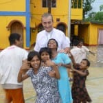 A Lezione di volontariato da Miguel Cavallè, un Padre “Molto Rock”