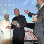 Padre Miguel Cavallè ritira il Premio "Giovanni Paolo II" al Teatro Solidale di Scafati